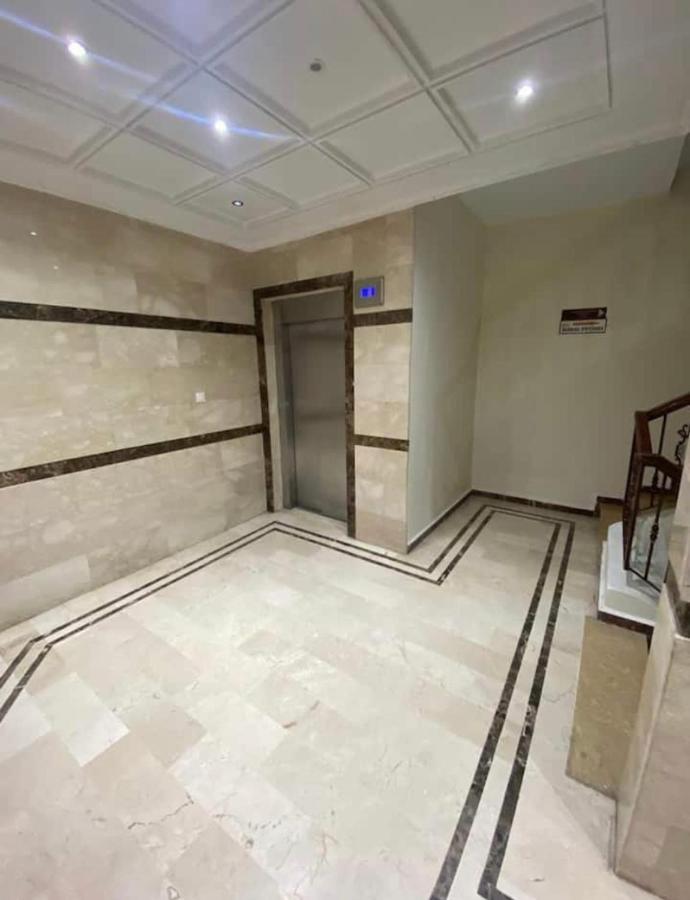 Appartement Elegant Et Climatise Au Centre Avec Terrasse - Proche Plage Et Attractions ! Tanger Exteriör bild
